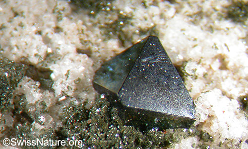 Magnetit. Kantenlänge: 3mm. Binntal, Wallis