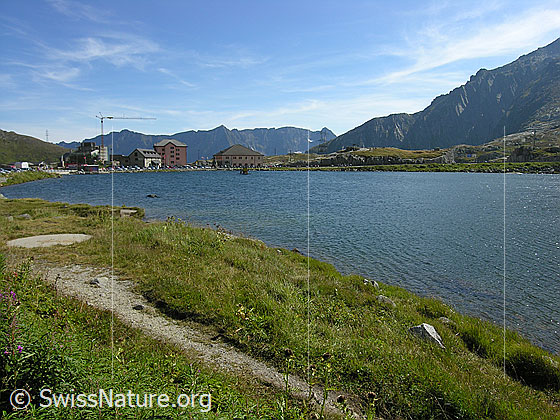 Foto: Gotthardpass mit Lago della Piazza und Hospiz auf der Passhöhe.