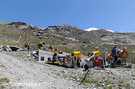 Foto: Schneekanonen in Sommerlandschaft.
Sommerdepot bei Kreuzboden.