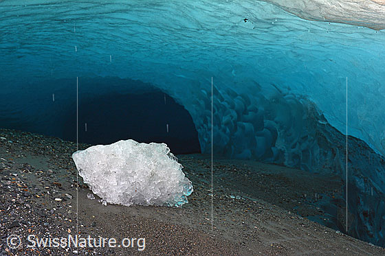 Foto: Eisstück in Gletscherhöhle. Bei dieser Höhle handelt es sich um einen Überlauf, durch welchen nicht immer Schmelzwasser aus dem Gletscher fliesst. Subglazialer Schmelzwasserkanal, welcher nicht den ganzen Tag Wasser führt.
Da sich der Schmelzwasserkanal ganz über dem Gletscherbett befindet, wird von einem R-Kanal (oder Röthlisberger-Kanal) gesprochen.
