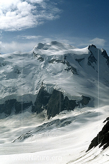 Foto: Grand Combin mit den Viertausendern Combin de Valsorey, Combin de Grafeneire, Aiguille du Croissant und der Gletscherlandschaft mit Glacier du Grand Combin, Le Corridor, Plateau du Déjeuner und Glacier de Corbassière. Aufnahme ab Dia.
