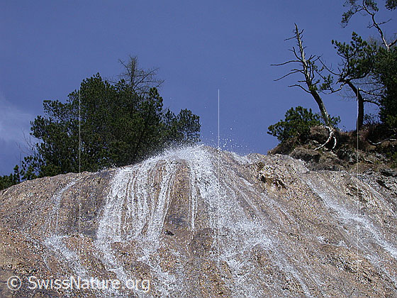 Foto: Wasserfall in der Twingischlucht.