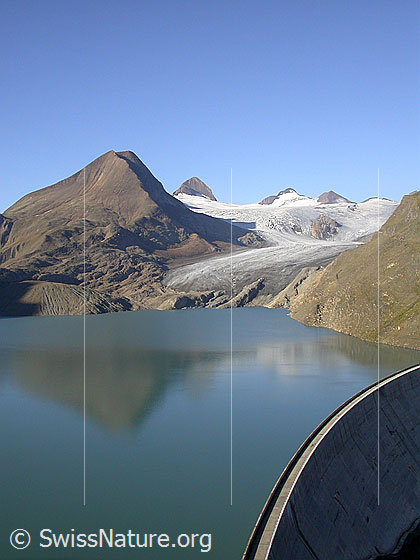 Foto: Griessee mit Staumauer
Im Hintergrund: Bättelmatthorn, Rothorn, Griesgletscher und Blinnenhorn.
