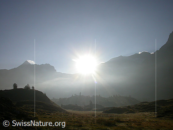 Foto: Morgenstimmung auf dem Simplonpass mit Wasenhorn, Mäderhorn, Breithorn.
Gegenlichtaufnahme.