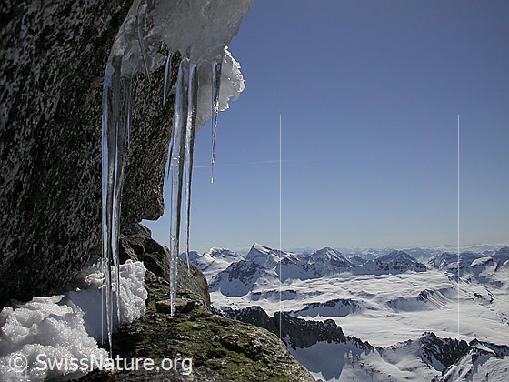 Foto: Am Gross Schinhorn: Fels mit Eiszapfen. Im Hintergrund: Italien.