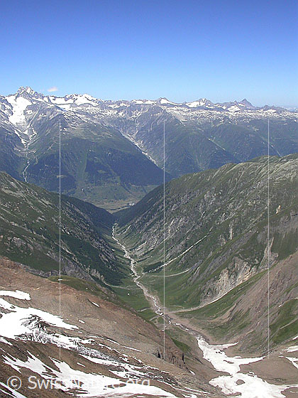 Foto: Tiefblick vom E-Grat des Turbhorn in das Blinnental. Im Hintergrund das Goms und die östlichen Berner Alpen
