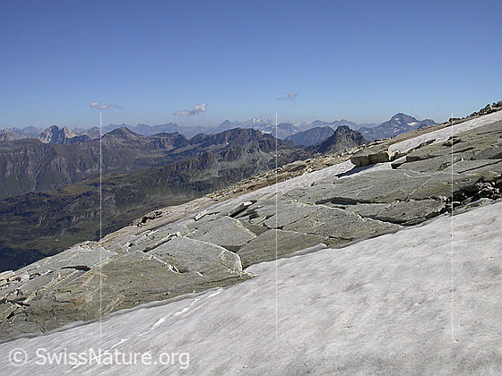 Foto: Im Abstieg vom Frunthorn: Blick Richtung Bernina-Gruppe. Im Vordergrund plattiger Fels.