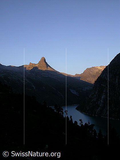 Foto: Zervreilahorn im ersten Licht des Tages. Im Schatten der Zervreilasee