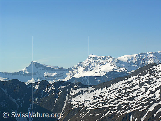 Foto: Blick vom Gipfel über das Furggeli zu Steghorn und Grossstrubel.