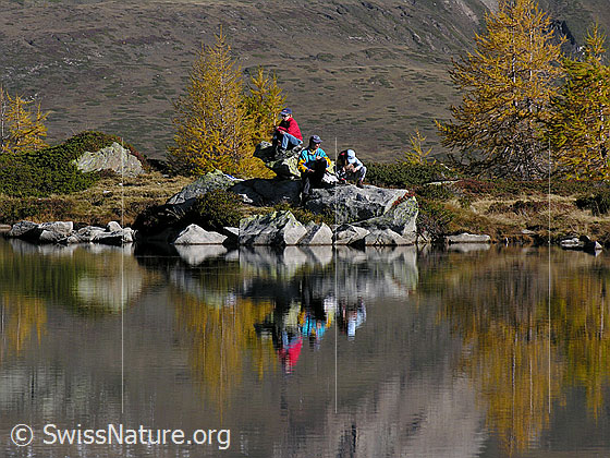 Foto: Spiegelung einer Familie bei der Rast am herbstlichen Mässersee.