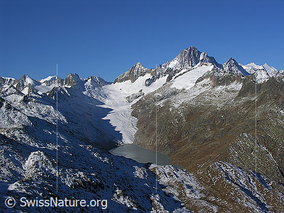 Foto: Im Aufstieg zum Sidelhorn. Blick auf den Oberaarsee und Oberaargletscher. Im Hintergrund Hinteres Galmihorn, Gross Wannenhorn, Oberaar-Rothorn, Oberaarjoch, Oberaarhorn, Finsteraarhorn, Scheuchzerhorn, Agassizhorn und Fiescherhörner.
