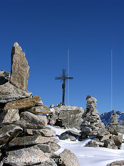 Foto: Steinmänner und Gipfelkreuz auf dem Gipfel des Sidelhorns.