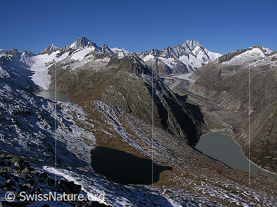 Foto: Blick vom Sidelhorn auf den Oberaarsee, das Triebtenseewli und den Grimselsee. Im Hintergrund Oberaar-Rothorn, Nollen, Oberaarjoch, Oberaargletscher, Oberaarhorn, Finsteraarhorn, Scheuchzerhorn, Agassizhorn, Fiescherhörner, Hugihorn, Klein Lauteraarhorn, Unteraargletscher mit markanter Mittelmoräne, Lauteraargletscher, Lauteraarhorn, Schreckhorn und Hienderstock.