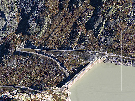 Foto: Im Abstieg vom Sidelhorn, etwas oberhalb des Grimselpasses. Blick auf die Staumauer des Grimselsees und die Passstrasse.