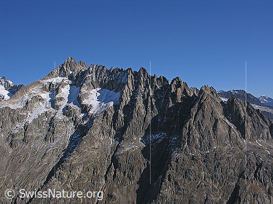 Foto: Gross Fusshorn und die Fusshörner von SSE (Sparrhorn).
Die Fusshörner bestehen aus 13 Gipfeln.