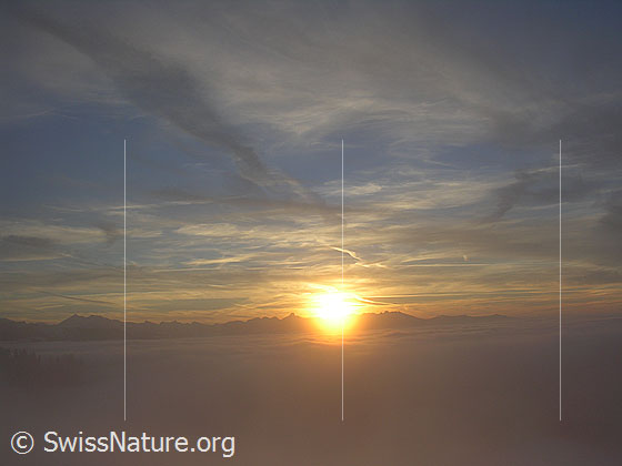 Foto: Abendstimmung mit Nebelmeer, interessanten Wolken und Sonnenuntergang. Blick vom Rämisgummen, Eggiwil, Richtung Stockhorn.