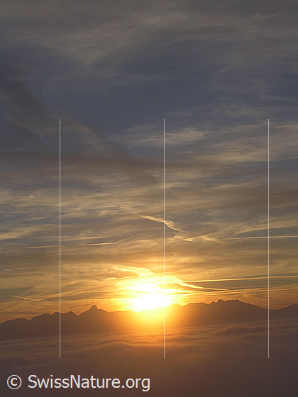 Foto: Abendstimmung mit Nebelmeer, interessanten Wolken und Sonnenuntergang. Blick vom Rämisgummen, Eggiwil, Richtung Stockhorn.