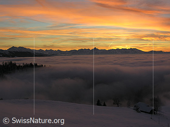 Foto: Abendstimmung mit Nebelmeer und gefärbten Wolken kurz nach Sonnenuntergang. Blick vom Rämisgummen, Eggiwil, Richtung Stockhorn. Im Vordergrund der Bauernhof der Alp Rämisigummen.