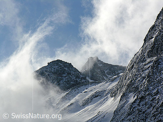 Foto: Berggipfel mit Wolkenstimmung.