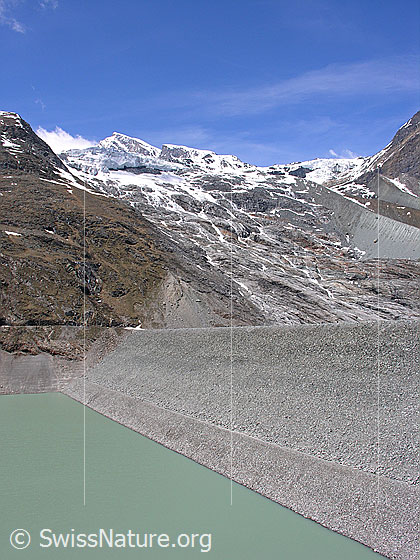 Foto: Blick auf den eindrücklichen Staudamm des Stausees Mattmarkl. 
Im Hintergrund der Allalingletscher, das Allainihorn und Klein Allalin. Gut zu sehen ist im rechten Bilddteil die Vordere Allalinmoräne.