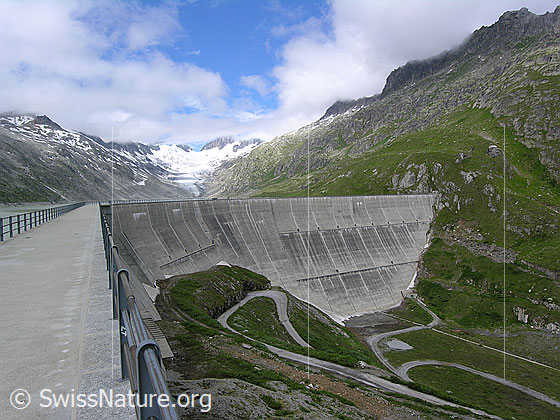 Foto: Blick über die Staumauer des Oberaarsees.
Der Oberaarsee ist Teil eines Speicherkraftwerks.
