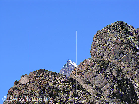 Foto: Matterhorn und Riffelhorn. Die Spitze des Matterhorns ragt nur wenig über das Riffelhorn.