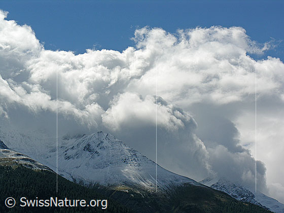 Foto: Schneefallgrenze und Stimmung mit mächtigen Wolken am Bättlihorn.