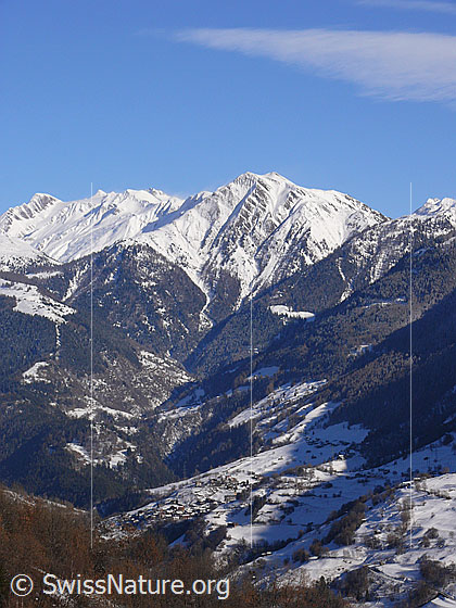 Foto: Winterlanschaft mit Eggerhorn und Tiefblick auf das Bergdorf Grengiols.