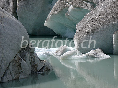 Foto: Gletschereis und Eisschollen im Gletschersee des Rhonegletschers. Mit geschliffenem Fels im Vordergrund. 2007 reichte der Rhonegletscher noch bis zur Geländekante, welche Richtung Gletsch/Gletschbode abfällt. Damals konnte man erahnen, dass bei weiterem Abschmelzen des Gletschers ein See entstehen könnte.
