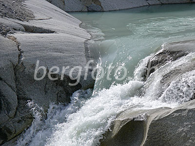 Foto: Ausfluss aus dem Gletschersee des Rhonegletschers. Hier entspringt die Rhone als sprudelnder Gletscherbach.