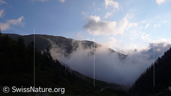 Foto: Morgenstimmung im Saflischtal. Die Wolkendecke löst sich am Breithorn in Quellwolken auf.