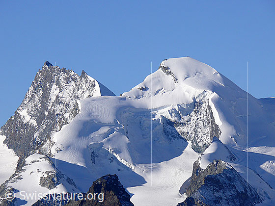 Foto: Rimpfischhorn und Allalinhorn.
Davor links der Hohlaubgletscher, rechts der Feegletscher.