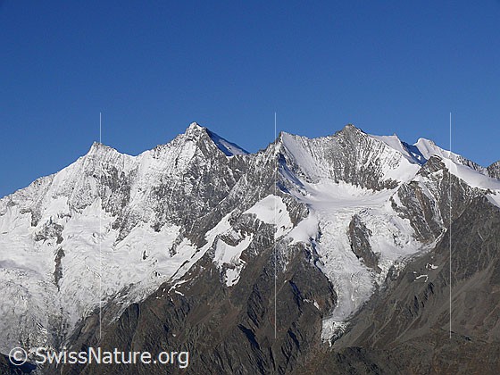 Foto: Mischabel mit den Gipfeln: Täschhorn, Dom, Lenzspitze, Nadelhorn, Stecknadelhorn, Hohbärghorn. Davor das Ulrichshorn.
Gletscher: Links der Feegletscher, rechts der Hohbalmgletscher.