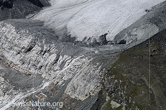 Foto: Gletschertor und Gletschervorfeld Schwarzberggletscher. Das Gletscherwasser sammelt sich auf einem Plateau bevor es als Gletscherbach über die Felsstufe stürzt.
