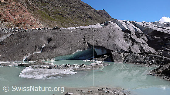 Foto: See im Vorfeld des Gornergletschers. Gletschersee, welcher sich nach dem Rückzug des Gornergletschers im Bereich des Zusammenflusses mit dem Grenzgletscher gebildet hat.