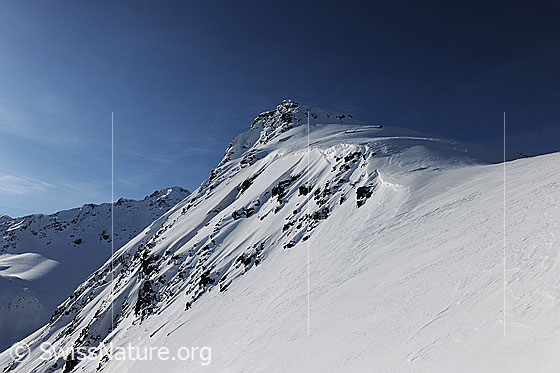 Foto: Flanke und Grat am Stockhorn mit Schneeverwehungen.
