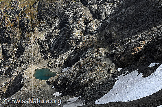 Foto: Bergsee in Felslandschaft.
