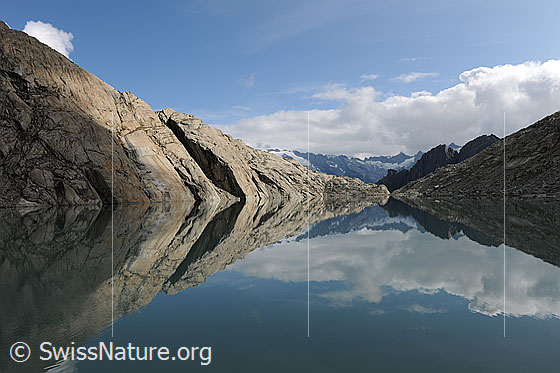 Foto: Muster und Formen im Fels mit Spiegelung im Gruebensee.