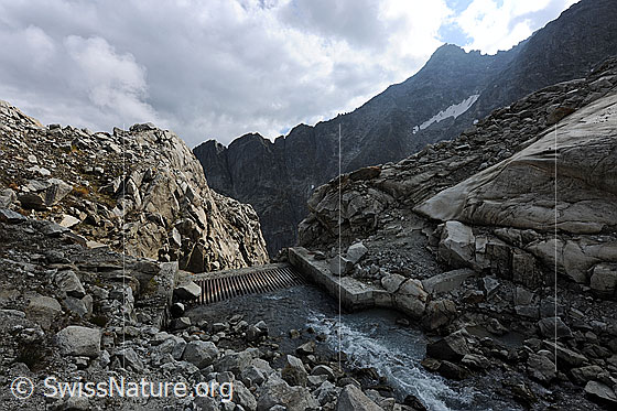 Foto: Wasserfassung im Hochgebirge. Das Wasser eines Bergbachs wird zur Energiegewinnung genutzt.