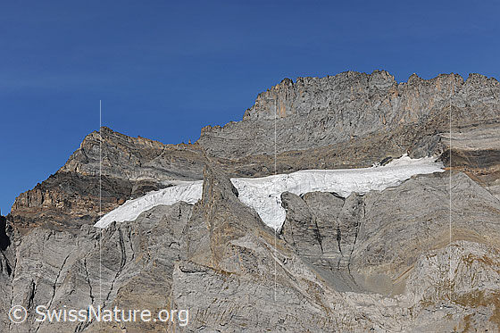 Foto: Südostflanke des Fründenhorn mit Gletscherterrasse. 
Von links (Fründenjoch) führt der Südwestgrat zum Gipfel.
Gletscher: Fründenhorn-SE. Der Hängegletscher hat die Form eines fliegenden Greifvogels.