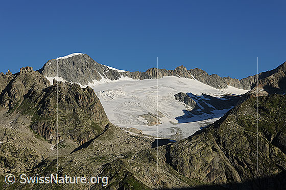 Foto: Tiefengletscher mit Galenstock. Davor Felsköpfe und Grate.