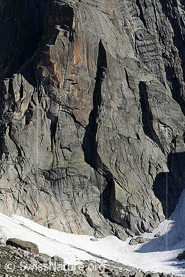 Foto: Felswand am Gletschhorn. Die Wand weist Felsschuppen und Risse auf.