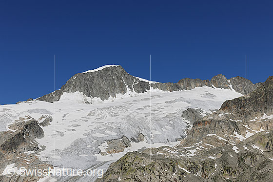 Foto: Tiefengletscher und Galenstock. Die Firnhaube des Galenstock ist gut erkennbar und hebt sich vom wolkenlos blauen Himmel ab.