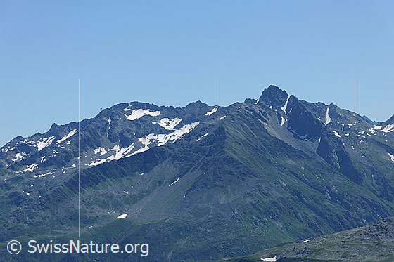 Foto: Gemsstock und Chastelhorn.
Gletscher: Gurschenfirn (links) und St. Annafirn (ca. Bildmitte). Als Folge der Klimaveränderung sind hier nur noch Gletscherreste zu sehen.