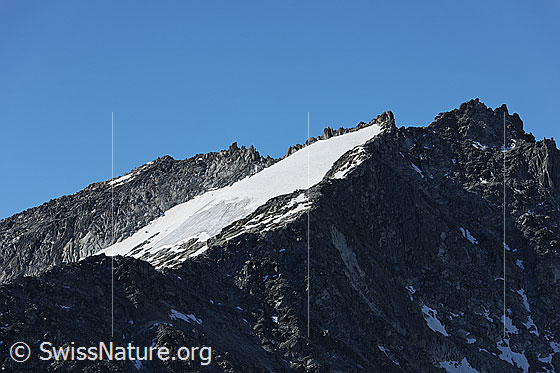 Foto: Lochberg und Rund Firn. Das Firnfeld liegt eingebettet in den schroffen Felsen des Lochbergs.