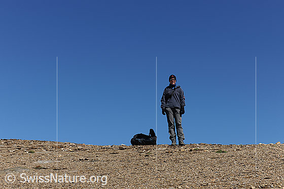 Foto: Alpinwanderin bei der Rast auf einem Grat.