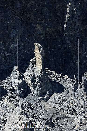 Foto: Der Felssturz am Eiger. Ein markanter Felsturm und Geröll zeugen von der einstigen Schlossplatte, welche zwischen 2006 und 2008 nach und nach auf das Gletschereis des unteren Grindelwaldgletschers stürzte.