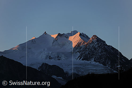 Foto: Morgenstimmung am Mischabelmassiv.
Gipfel: Lenzspitze, Nadelhorn, Stecknadelhorn, Dürrenhorn, Dom und Hohberghorn.