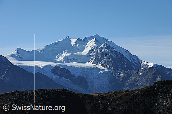 Foto: Mischabelgruppe im Morgenlicht.
Im Aufstieg von der Moosalp zum Augstbordhorn.
Gipfel: Ulrichshorn, Nadelhorn, Stecknadelhorn, Hohberghorn, Dürrenhorn und Dom
Gletscher: Riedgletscher
