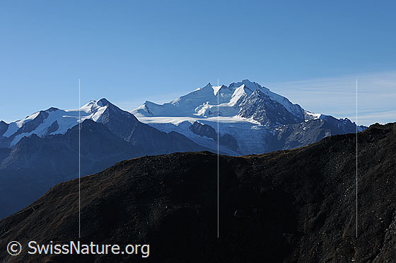 Foto: Mischabel im Morgenlicht.
Im Aufstieg von der Moosalp zum Augstbordhorn.
Blick zur Mischabelgruppe mit Balfrin, Ulrichshorn, Nadelhorn, Stecknadelhorn, Hohberghorn, Dom und Dürrenhorn.
Gletscher: Balfringletscher und Riedgletscher.